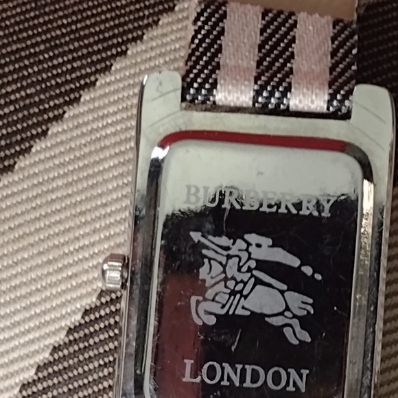 Burberry Plaid Vintage Like New Watch - Picture 11 of 16